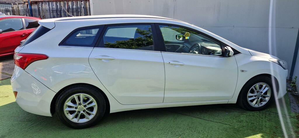 Hyundai I30 Se Blue Drive Crdi SD67WPW White #5