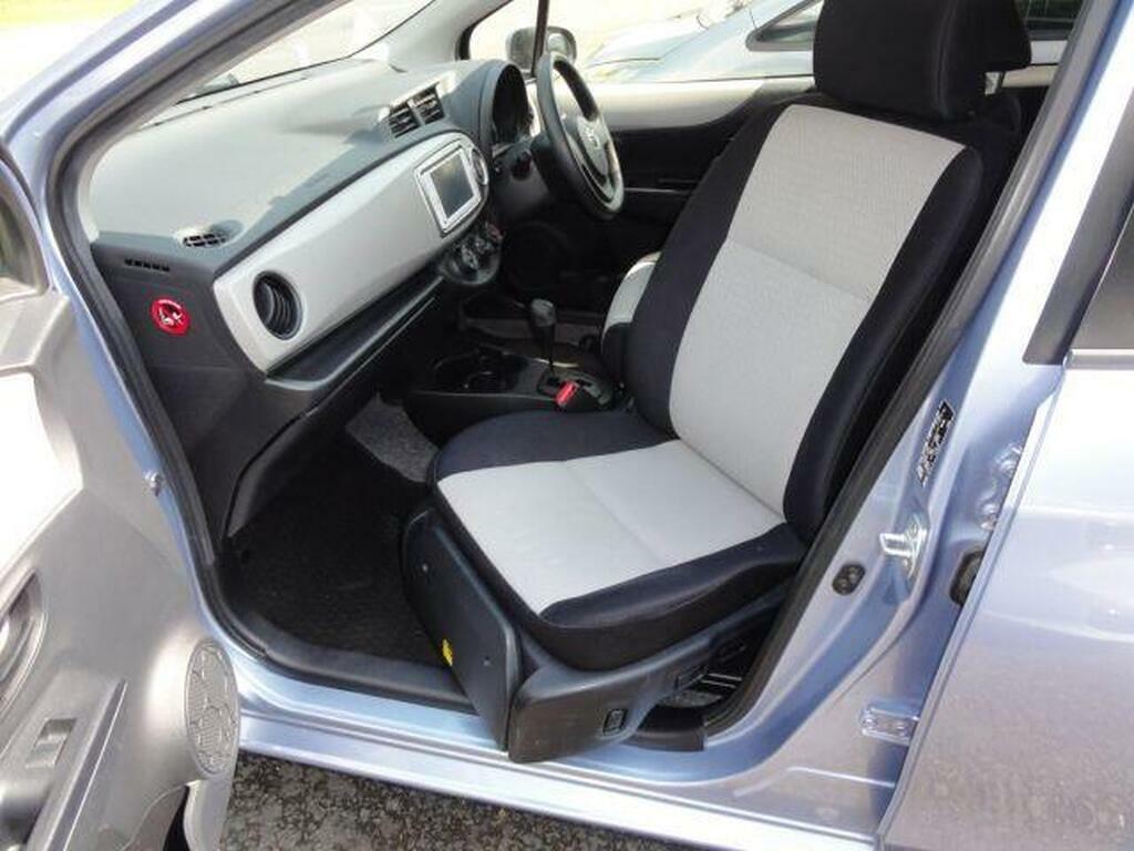 Toyota Vitz Auto Silver #18