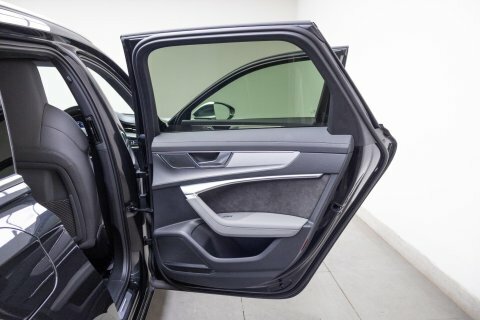 Audi  Carbon Black 450Ps Red #5