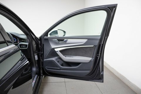 Audi  Carbon Black 450Ps Red #4