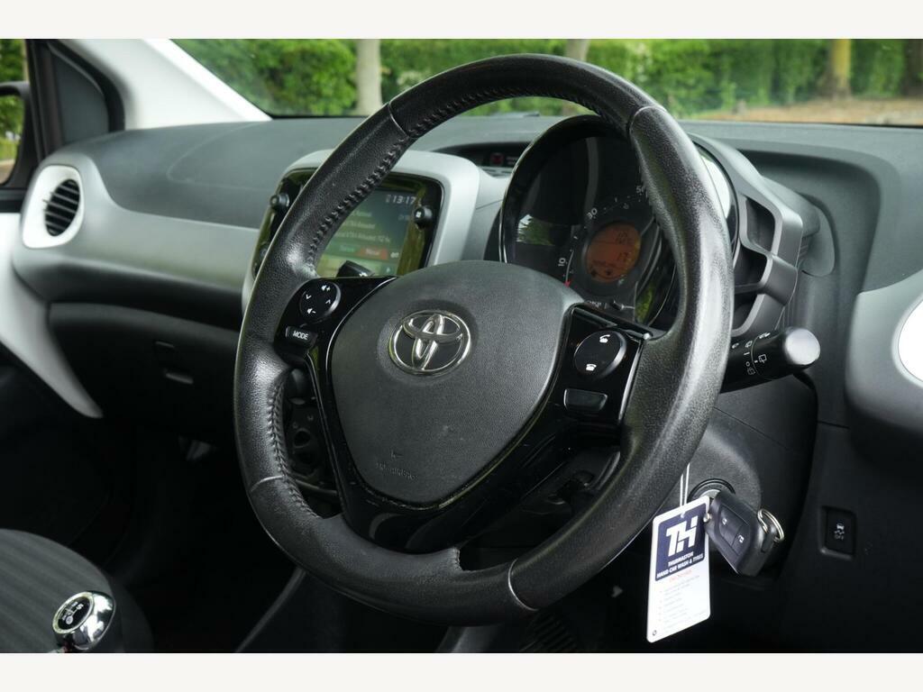 Toyota Aygo 1.0 Vvt-i X-play Euro 6 SV69NLP White #2