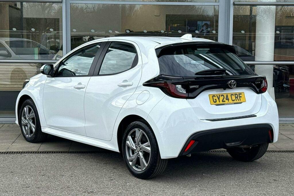 Toyota Yaris 1.5 Vvt H Icon Hatchback Hybrid E Cvt White #4