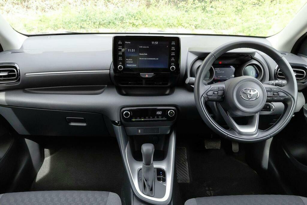 Toyota Yaris 1.5 Vvt H Design Hatchback Hybrid E Cvt Silver #6