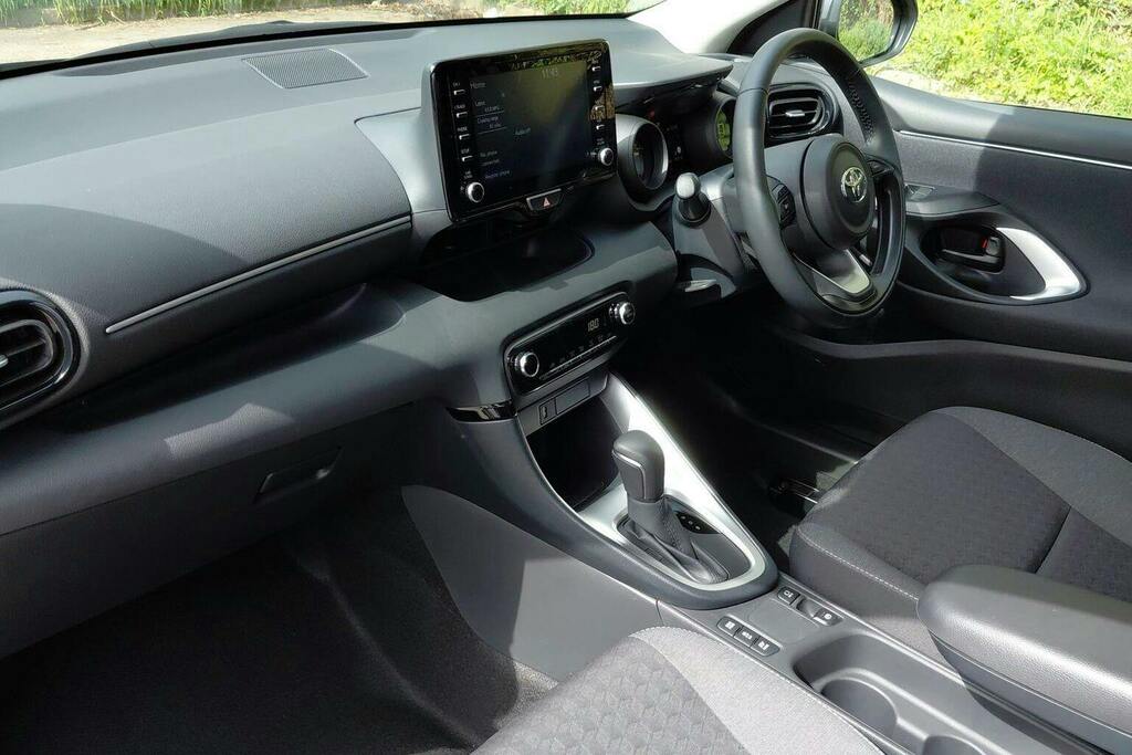Toyota Yaris 1.5 Vvt H Design Hatchback Hybrid E Cvt Silver #5