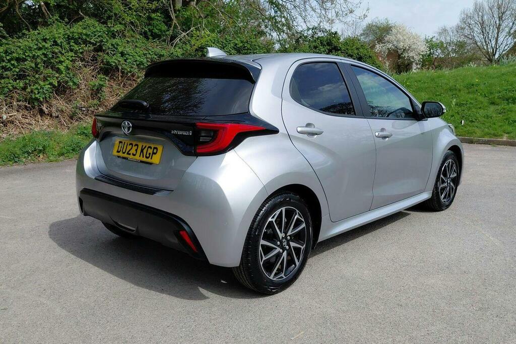 Toyota Yaris 1.5 Vvt H Design Hatchback Hybrid E Cvt Silver #2