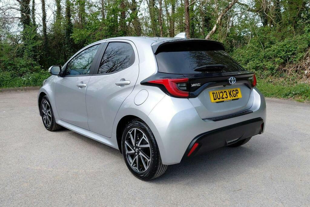 Toyota Yaris 1.5 Vvt H Design Hatchback Hybrid E Cvt Silver #4