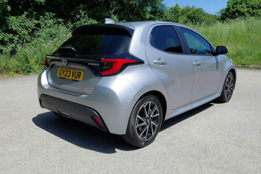 Toyota Yaris 1.5 Vvt H Design Hatchback Hybrid E Cvt GY23VUR Silver #2