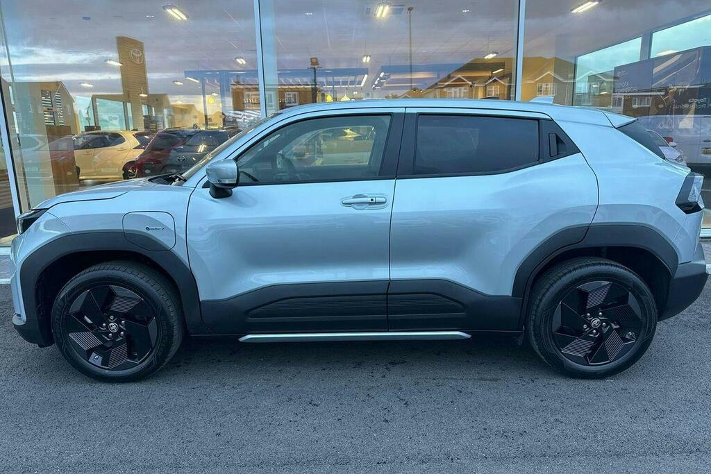 Toyota Urban Cruiser 61Kwh Design Suv GV75XNB Black #6
