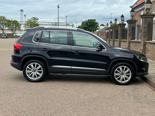 Volkswagen Tiguan 2015 2.0 Tdi Bluemotion Tech Match Edition Suv SM65FME Black #4