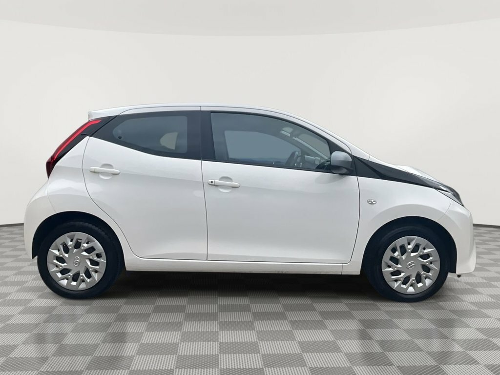 Toyota Aygo 1L X-play AU71XJF White #5