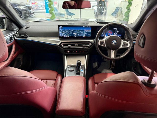 BMW i4 40 83.9Kwh M Sport YK72HSG Black #5