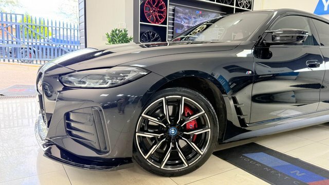 BMW i4 40 83.9Kwh M Sport YK72HSG Black #2