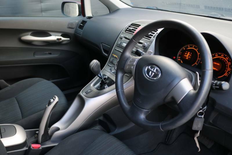 Toyota Auris 2.2 D-4d Sr 180 White #9