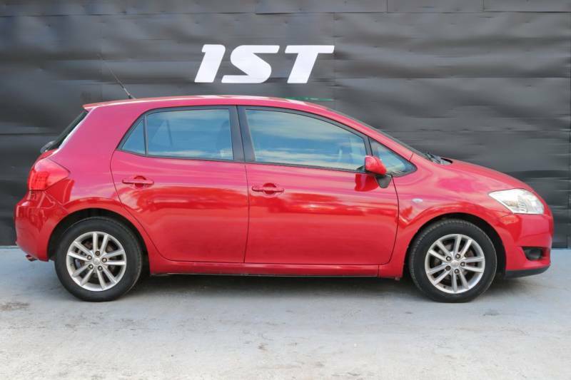 Toyota Auris 2.2 D-4d Sr 180 White #8