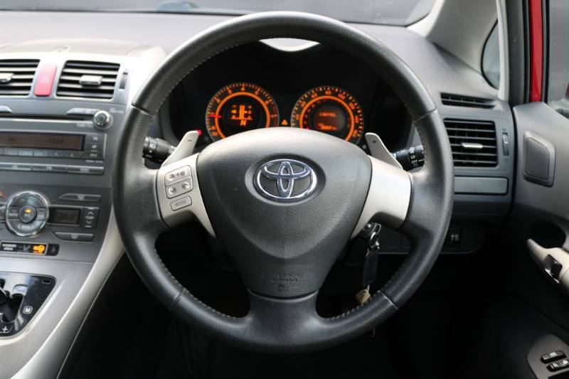 Toyota Auris 2.2 D-4d Sr 180 White #16