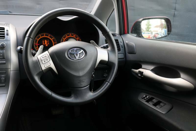 Toyota Auris 2.2 D-4d Sr 180 White #15