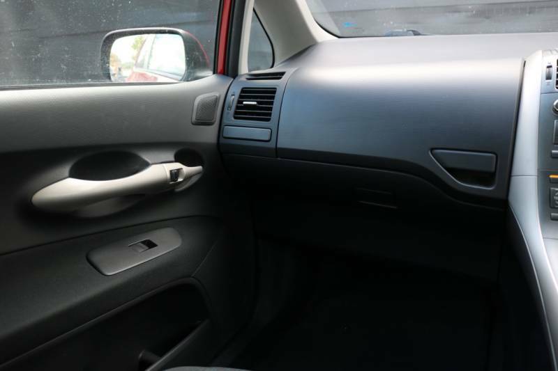 Toyota Auris 2.2 D-4d Sr 180 White #13