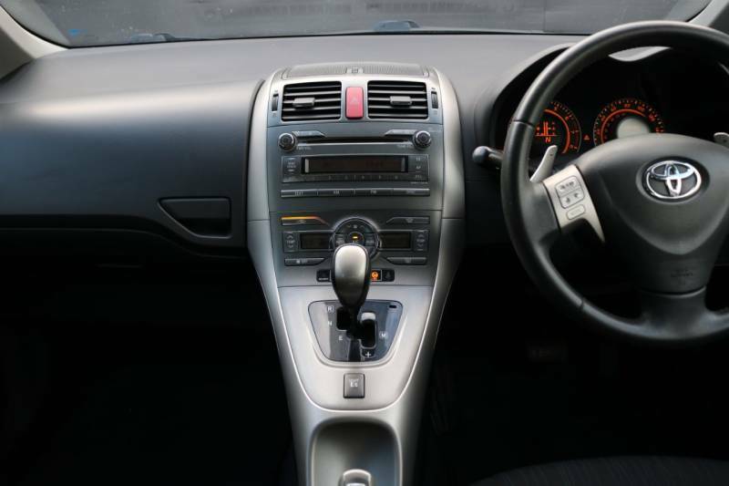 Toyota Auris 2.2 D-4d Sr 180 White #14