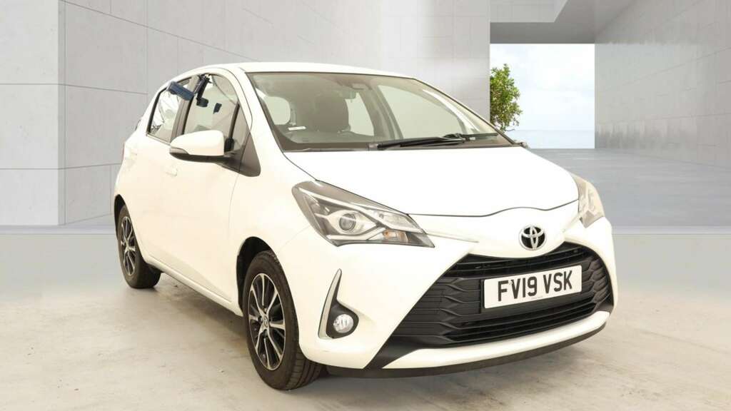 Toyota Yaris 1.5 Vvt-i Icon Tech Hatchback Eu White