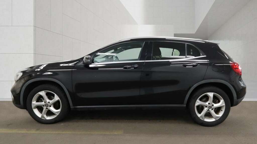 Mercedes-Benz GLA Class 2.1 Gla200d Sport Premium Plus Suv 7G Black #4