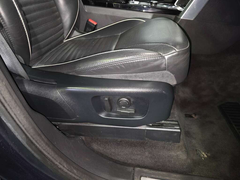 Land Rover Discovery 2.0 Td4 Se Tech 180 Bhp Blue #13