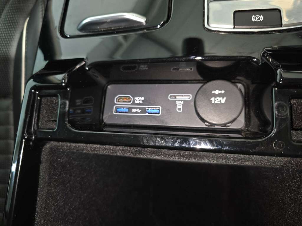 Land Rover Discovery 2.0 Td4 Se Tech 180 Bhp Blue #32