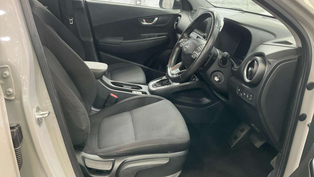 Hyundai Kona Premium White #8