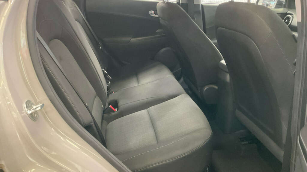 Hyundai Kona Premium White #9