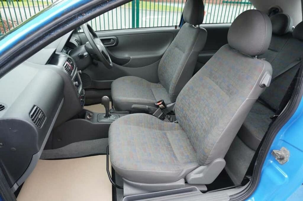 Vauxhall Corsa Comfort 16V Red #13