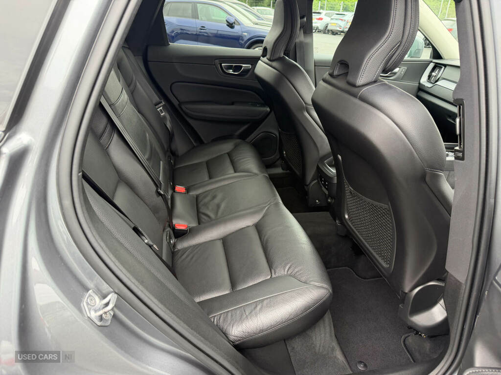 Volvo XC60 R Design Pro White #9