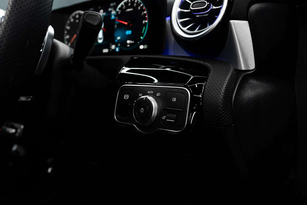 Mercedes-Benz CLA Class Amg Line Premium Plus Night Edition MM72UWB #4