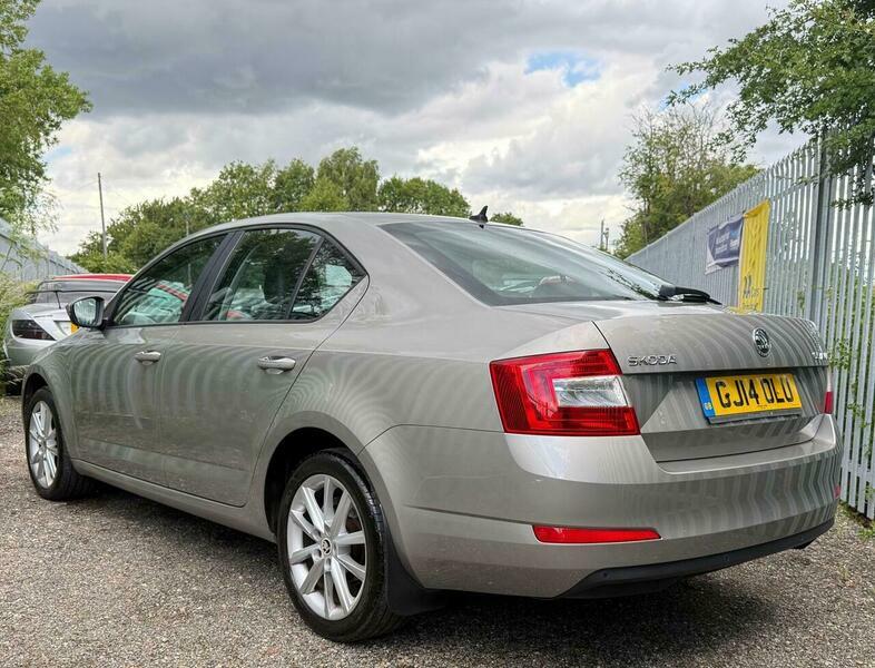 Skoda Octavia Black Edition White #8