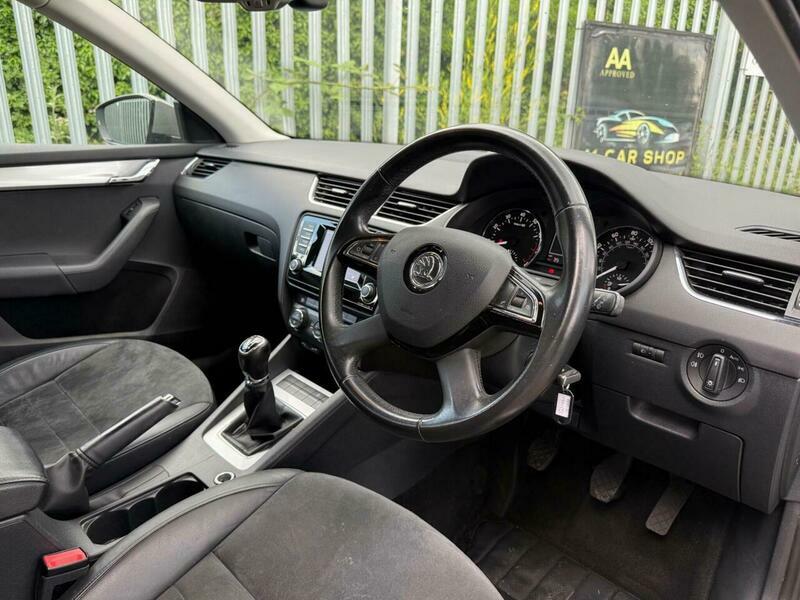 Skoda Octavia Black Edition White #19