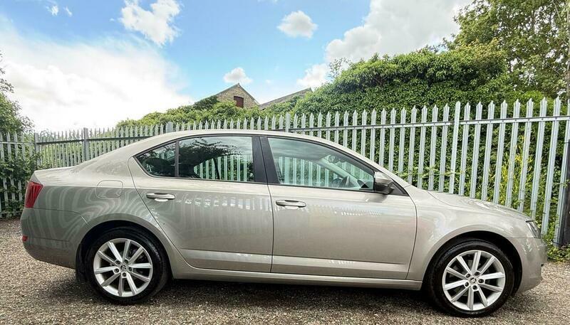 Skoda Octavia Black Edition White #14