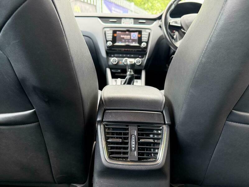 Skoda Octavia Black Edition White #21