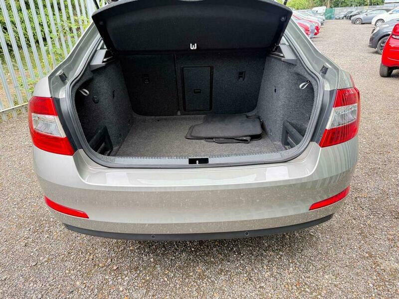 Skoda Octavia Black Edition White #45