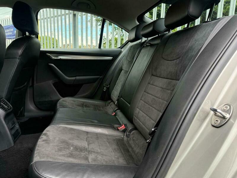 Skoda Octavia Black Edition White #26