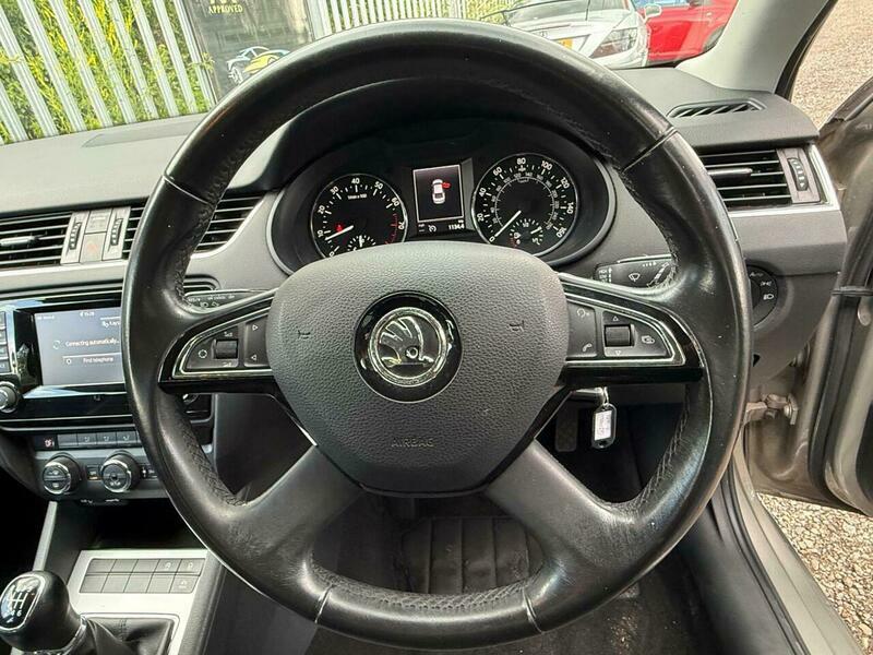 Skoda Octavia Black Edition White #47