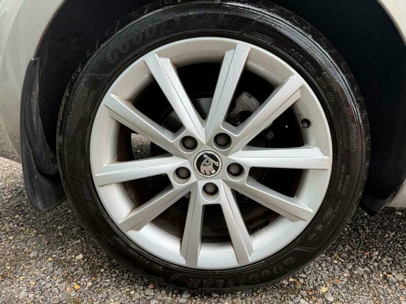 Skoda Octavia Black Edition White #39