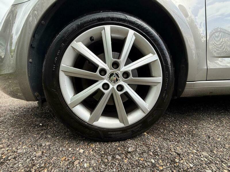 Skoda Octavia Black Edition White #36
