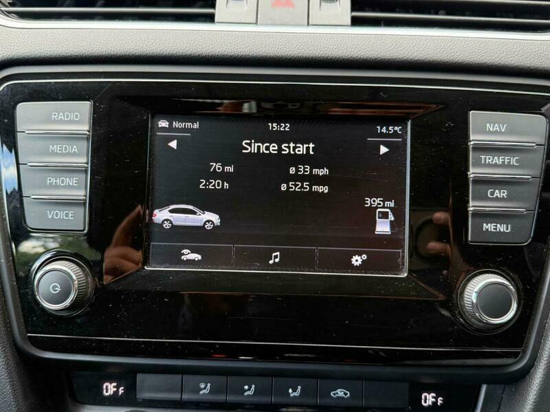 Skoda Octavia Black Edition White #42