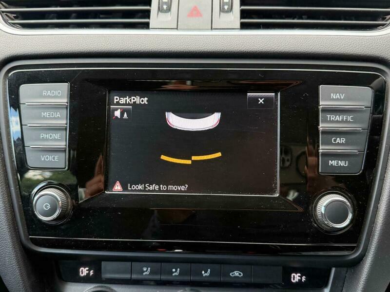 Skoda Octavia Black Edition White #41