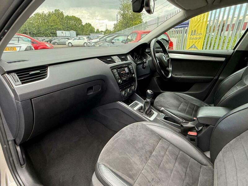 Skoda Octavia Black Edition White #48