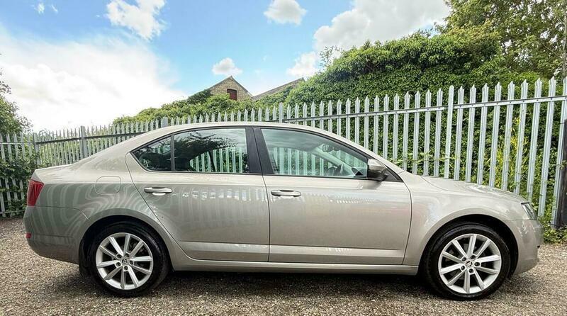 Skoda Octavia Black Edition White #16