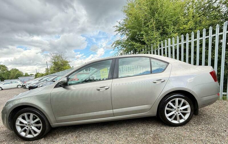 Skoda Octavia Black Edition White #10