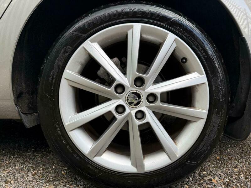 Skoda Octavia Black Edition White #37