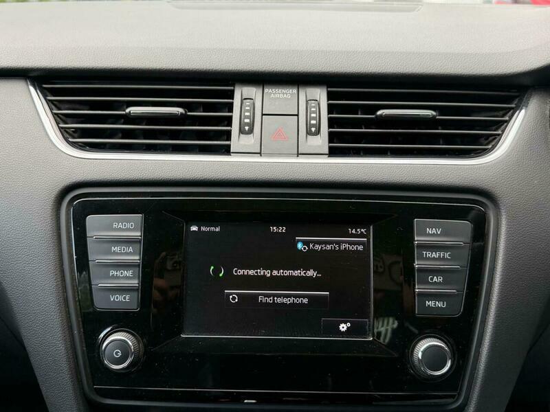 Skoda Octavia Black Edition White #40