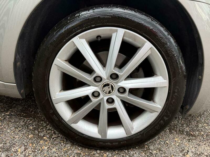 Skoda Octavia Black Edition White #38
