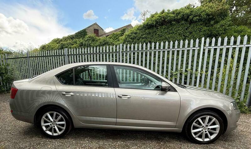 Skoda Octavia Black Edition White #15