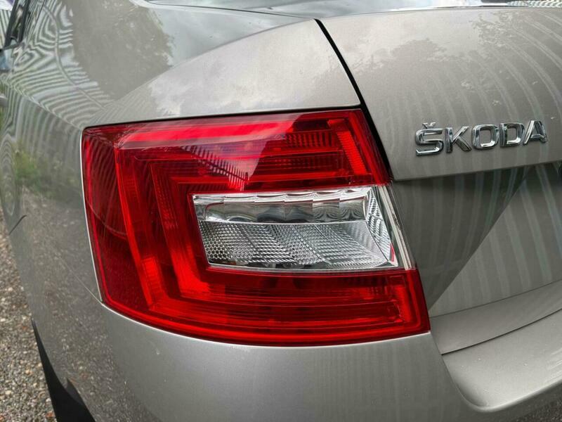 Skoda Octavia Black Edition White #51